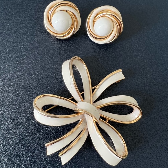 Crown Trifari Jewelry - Crown Trifari Vintage 50's Mid CenturyWhite Enameled Ribbon Brooch with earrings